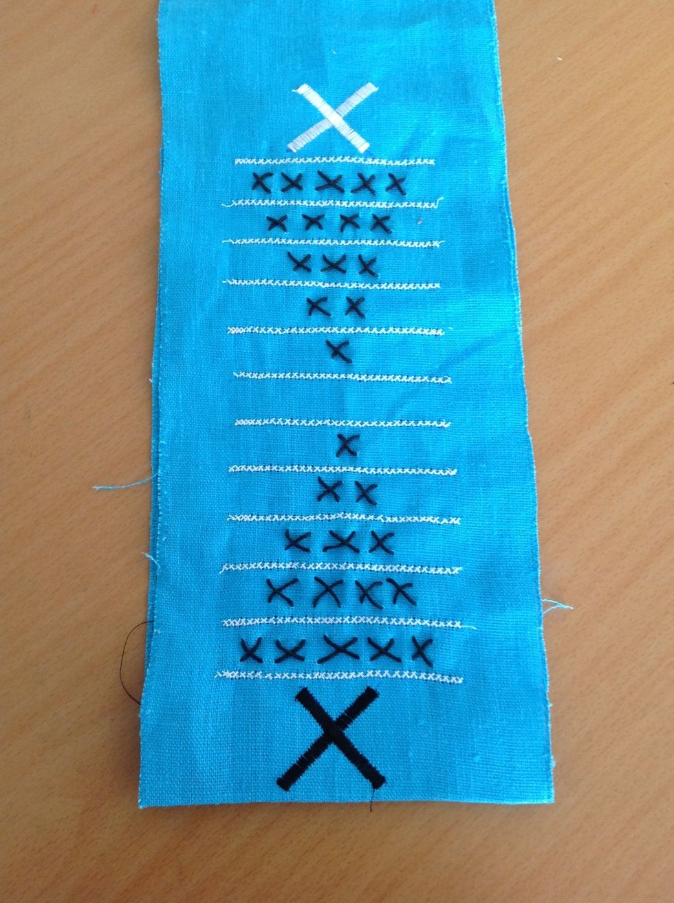 Det andra m\u00e5let blir ett kryss i vitt. P\u00e5 mittpartiet, som \u00e4r start f\u00f6r b\u00e5da spelarna, kan man ocks\u00e5 hitta p\u00e5 n\u00e5got.