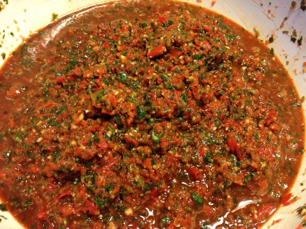 Det endelige resultat. Jeg tilbageholdte lidt kvaste peberfrugt jeg endte med at tils\u00e6tte for at g\u00f8re pastaen tykkere. Tils\u00e6t til sidst til eddike. Stil p\u00e5 k\u00f8l. Vent 1 uge, hvis du kan, med at bruge