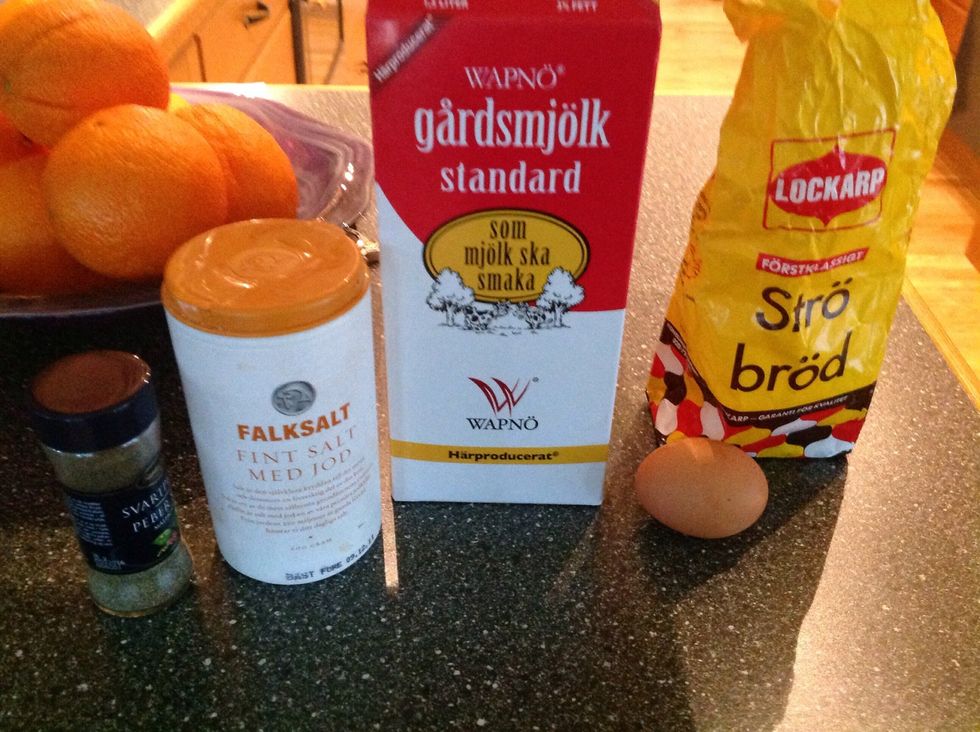 det h\u00e4r \u00e4r alla ingredienser som man beh\u00f6ver och k\u00f6ttf\u00e4rs och l\u00f6k / these are all the ingredients you need