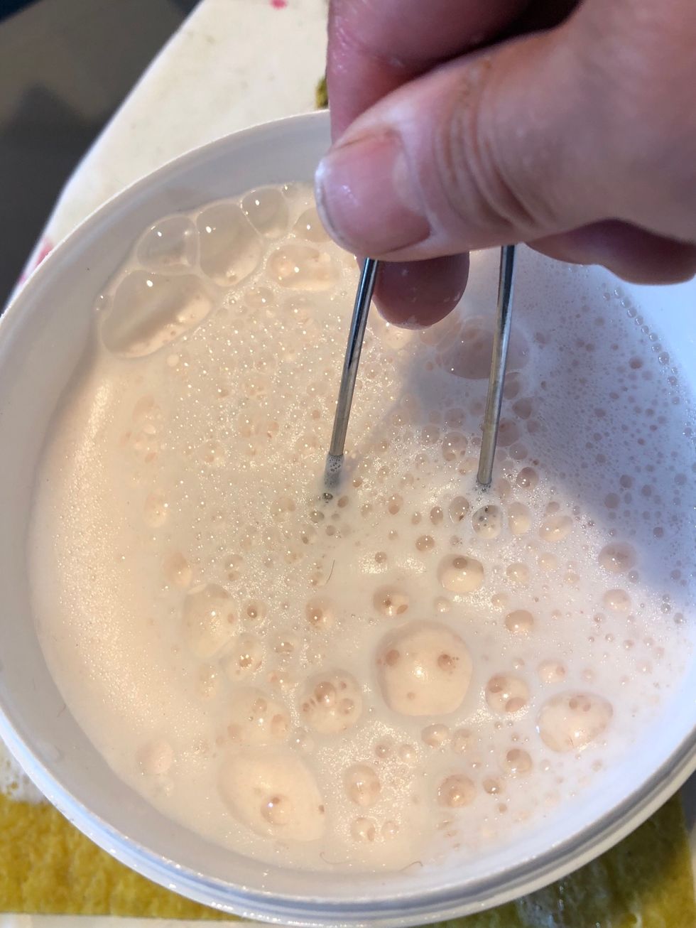 Det kommer bli mycket skum. Ha en trasa n\u00e4ra eller var ute. Sl\u00e5 kulan i vattnet ca7-10 min