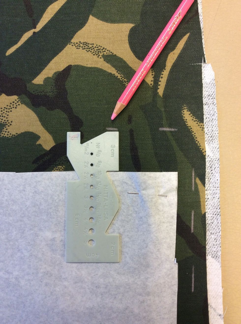 Det som ska bli \u00f6ppningen p\u00e5 v\u00e4skan beh\u00f6ver ha 3 cm s\u00f6msm\u00e5n f\u00f6r att man ska kunna g\u00f6ra en tunnel d\u00e4r snoddarna ska g\u00e5 sedan. Anv\u00e4nd m\u00e5tt-lisan f\u00f6r att s\u00f6msm\u00e5nen ska bli 3 cm.