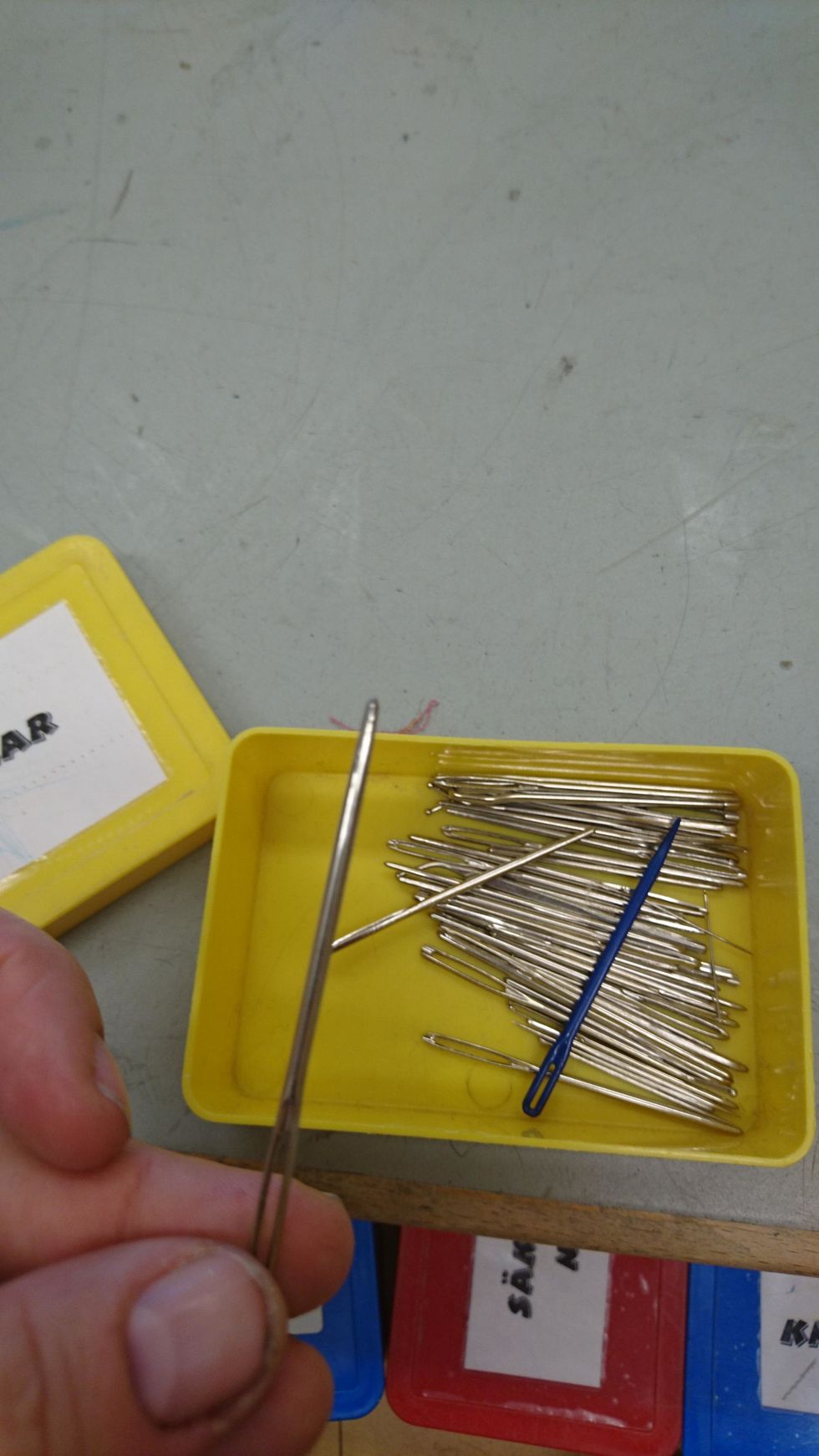 Det \u00e4r en stor trubbig n\u00e5l som ska hj\u00e4lpa dig att tr\u00e4 snoddarna genom kanalen.