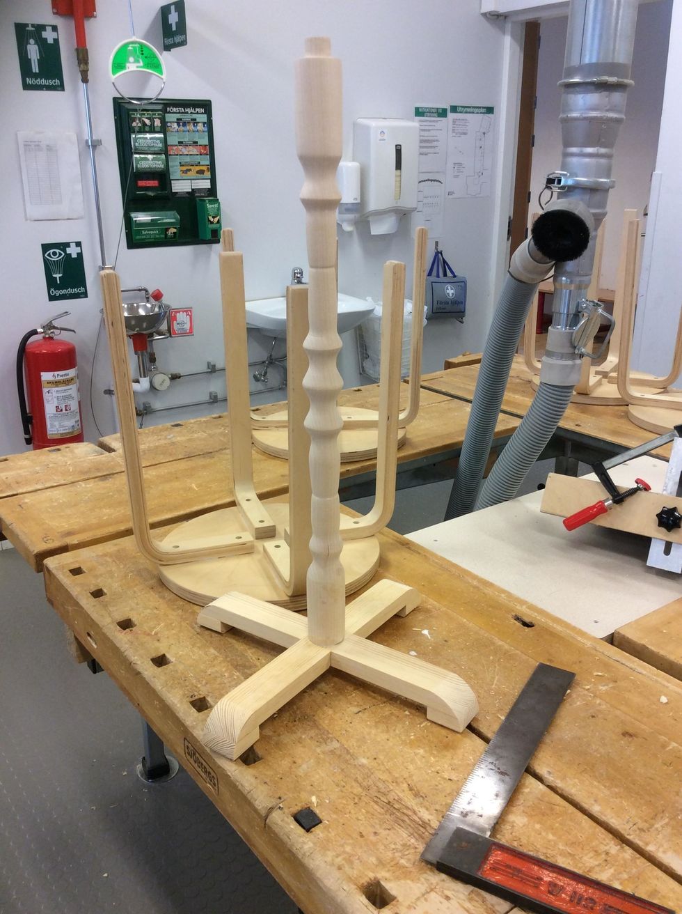 Det \u00e4r mycket viktigt att allt blir rakt. Anv\u00e4nd dig av en (namn) f\u00f6r att f\u00e5 b\u00e4sta m\u00f6jliga resultat. Den lade jag l\u00e4ngs med benet och underplatan f\u00f6r att f\u00e5 ett s\u00e5 bra resultat som m\u00f6jligt.