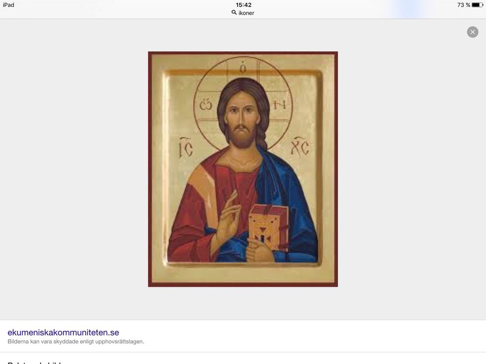 Det \u00e4r ocks\u00e5 vanligt med ikoner, s\u00e4rskilt inom katolska och ortodoxa kyrkan (tv\u00e5 grenar av kristendomen). Detta \u00e4r en ikon av Jesus, allts\u00e5 en tavla av Jesus m\u00e5lad p\u00e5 en tr\u00e4bit.
