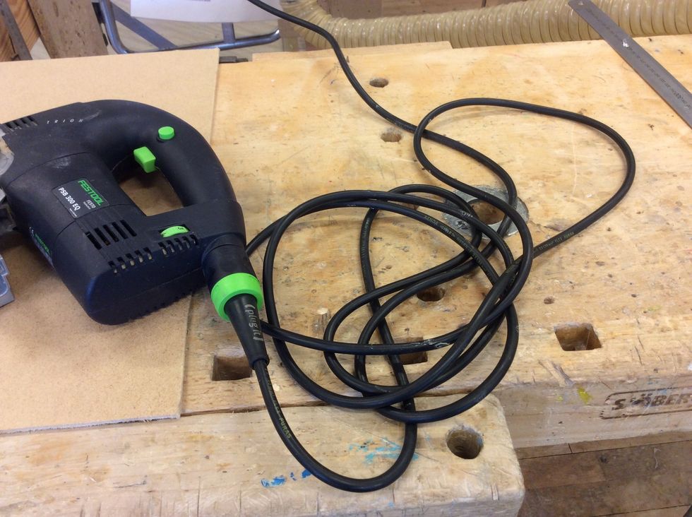 Det \u00e4r viktigt att hela tiden ha koll p\u00e5 sladden n\u00e4r du s\u00e5gar. H\u00e4r \u00e4r det viktigt att du f\u00e5r en instruktion av l\u00e4raren innan du s\u00e5gar.