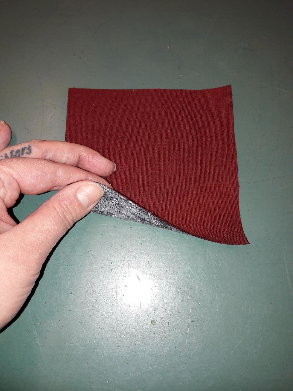 Det \u00e4r viktigt att rutorna ligger r\u00e4ta mot r\u00e4ta (r\u00e4tan \u00e4r den fina sidan med ett tryckt m\u00f6nster, har du valt enf\u00e4rgade tyger s\u00e5 spelar det ingen roll) Var noga s\u00e5 att tygerna ligger kant i kant.