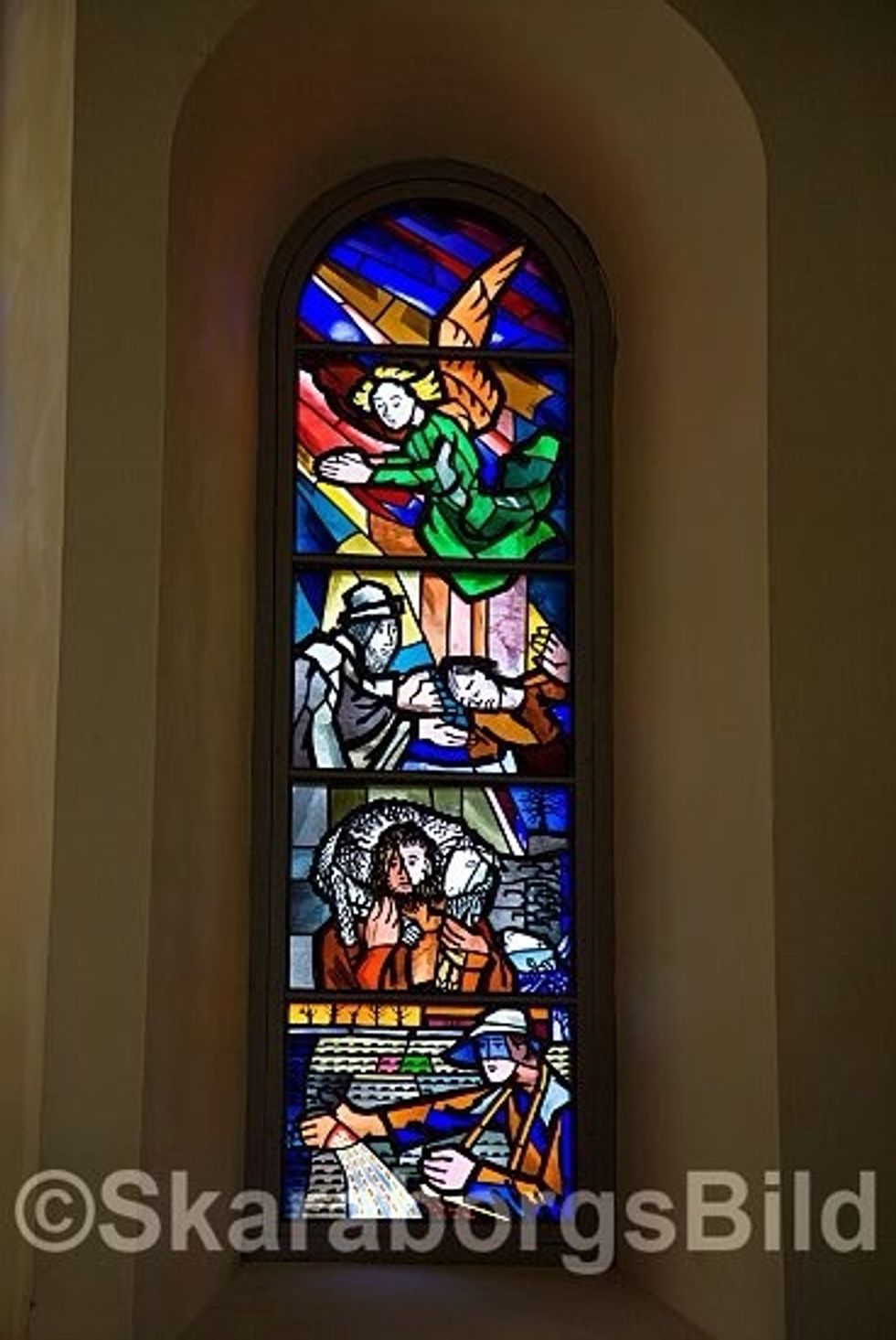 Det var vanligt att man avbildade Gud, \u00e4nglar eller olika h\u00e4ndelser ur Bibeln p\u00e5 kyrkof\u00f6nstrena. F\u00f6nstren blev som stora bilderb\u00f6cker i en tid d\u00e5 f\u00e5 kunde l\u00e4sa.