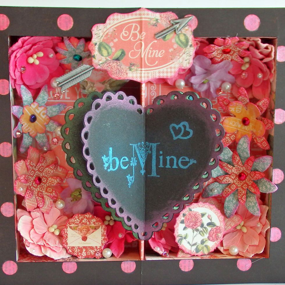 Detail of inside Box, Adhere all flowers , Pearls and Line stones just like this