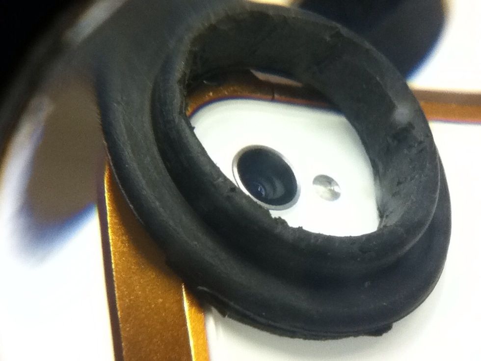 Detail of  rubber beacket lens. Slightly less neat because there are still some remaining part. Make sure camera still on center area to minimize vignete efect