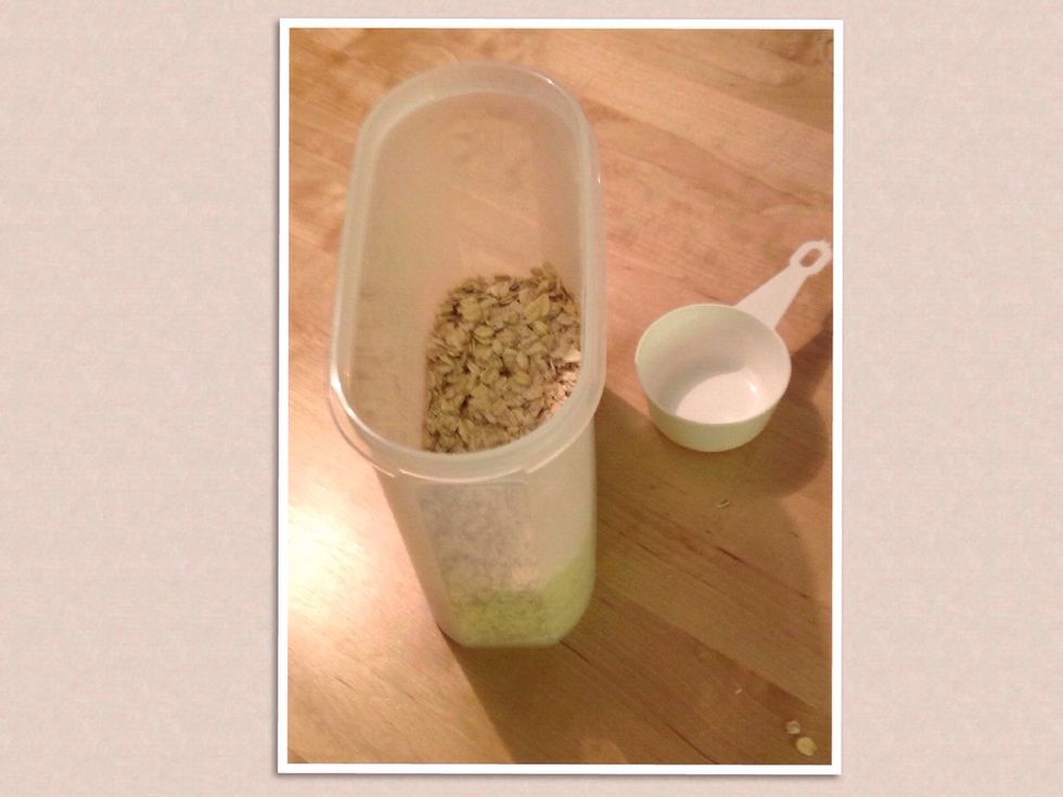 Detta \u00e4r allt du beh\u00f6ver pluss vatten och en sk\u00e5l. This is all you need plus water and a bowl.