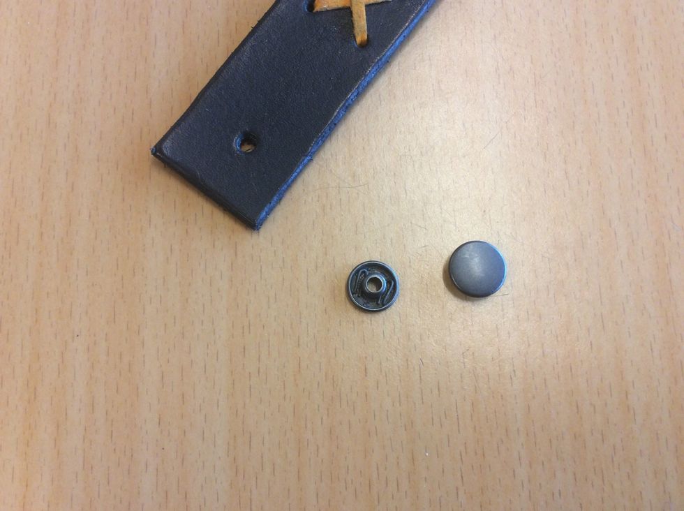 Detta \u00e4r de tv\u00e5 delarna du beh\u00f6ver till \u00f6verdelen av din tryckknapp.