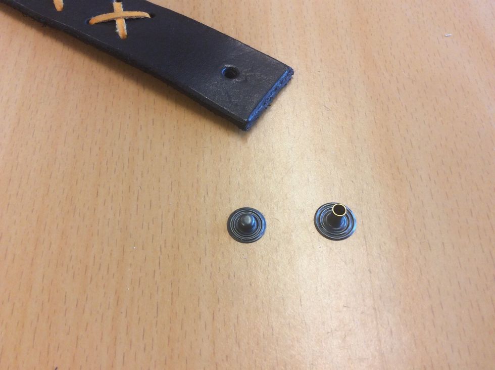 Detta \u00e4r de tv\u00e5 delarna till underdelen av din tryckknapp.