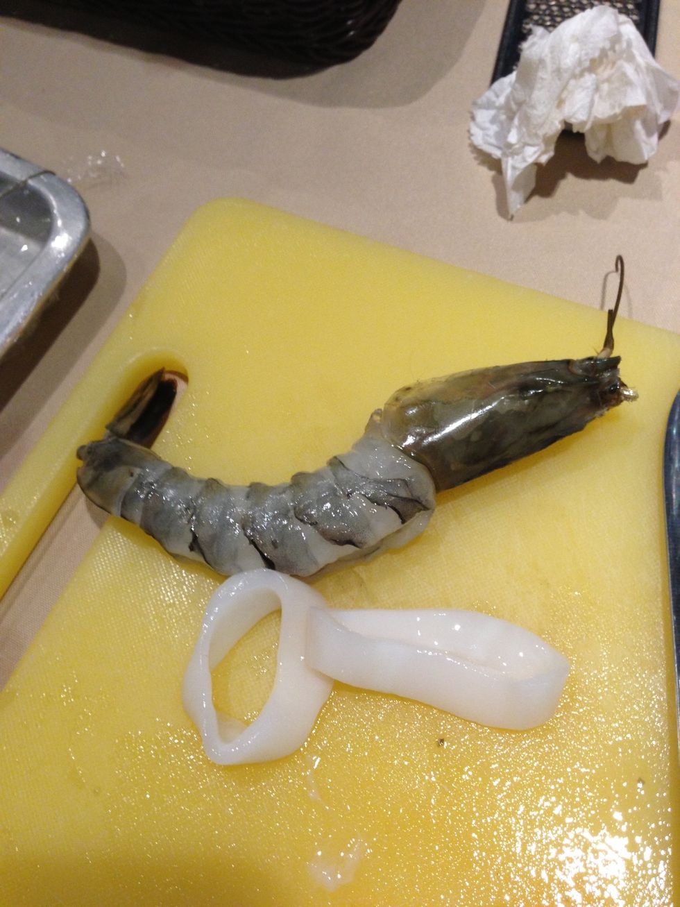Devein prawns and cut off all the prickly bits such as the nose, mouth, eyes, legs and parts of tail. Cut the cuttlefish into 1cm rings