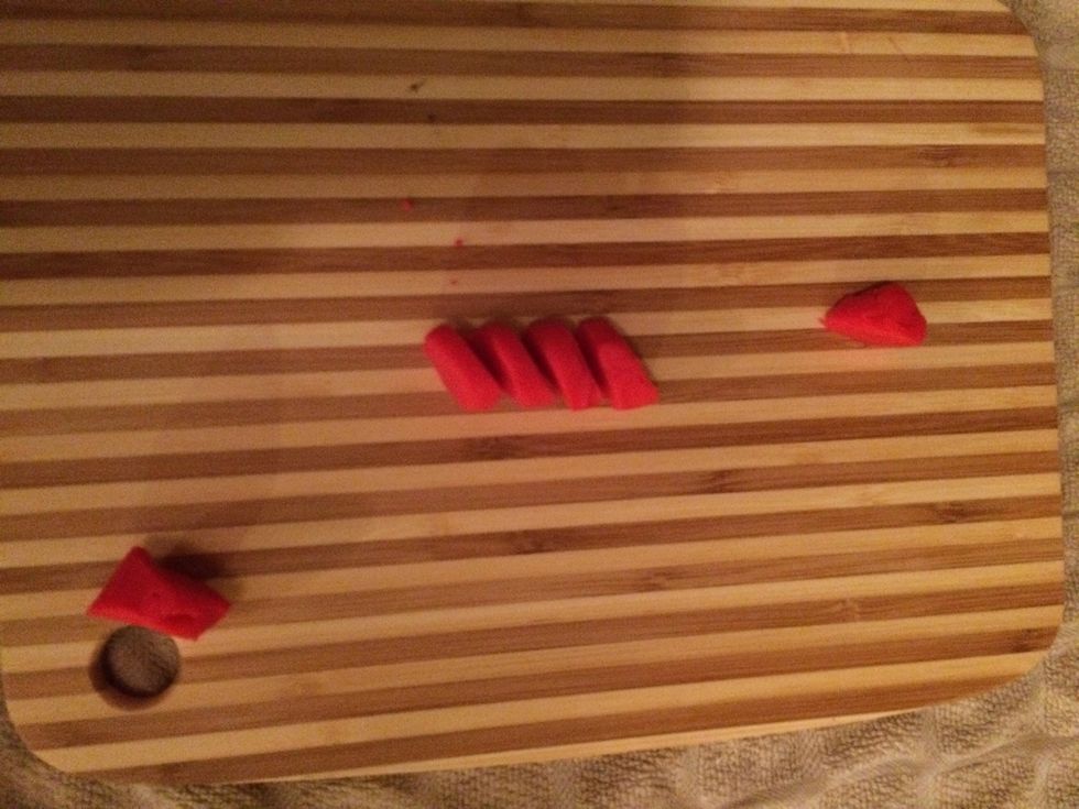 Diagonal slices are cut on the diagonal! Roll your dough then slice. Place your best cut in the corresponding box.