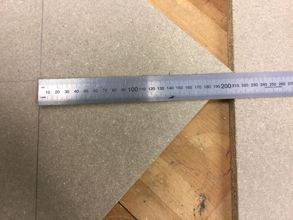 Diametern p\u00e5 sitsen ska vara 28 cm. Radien blir d\u00e4rmed 14 cm. M\u00e4t fr\u00e5n mittpunkten ut p\u00e5 en av linjerna (vilken som helst) och markera med blyertspenna.