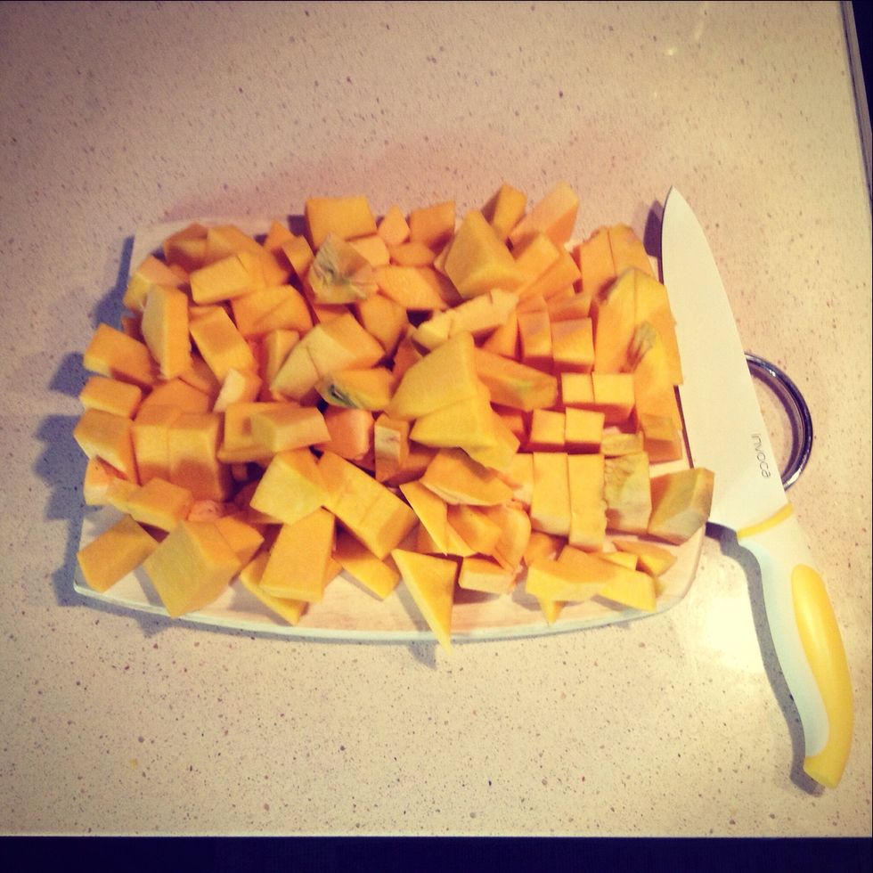 Dice 1 kg of pumpkin into medium-sized chunks.