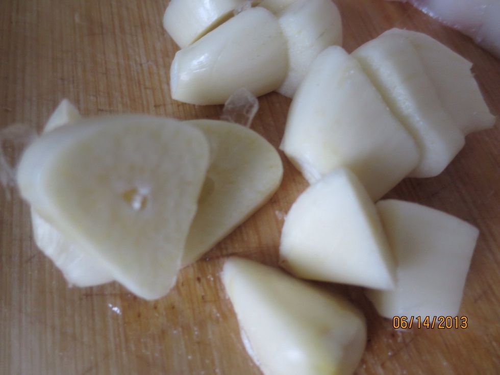 Dice garlic