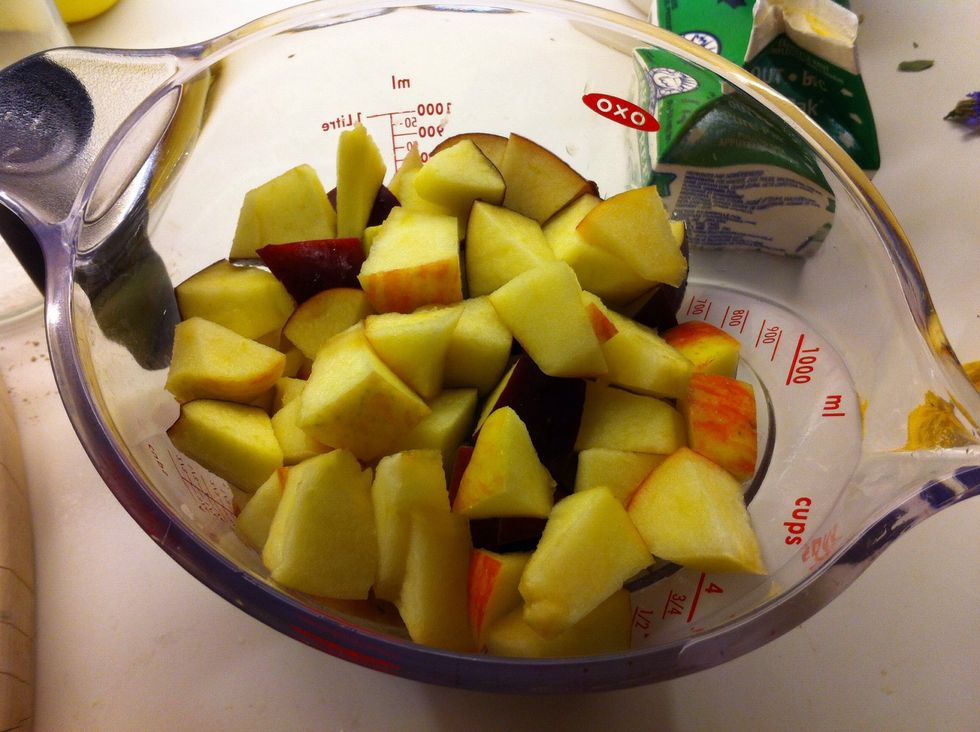 Dice the apples and pears into small chunks (= about 2 small apples and 2 small pears)