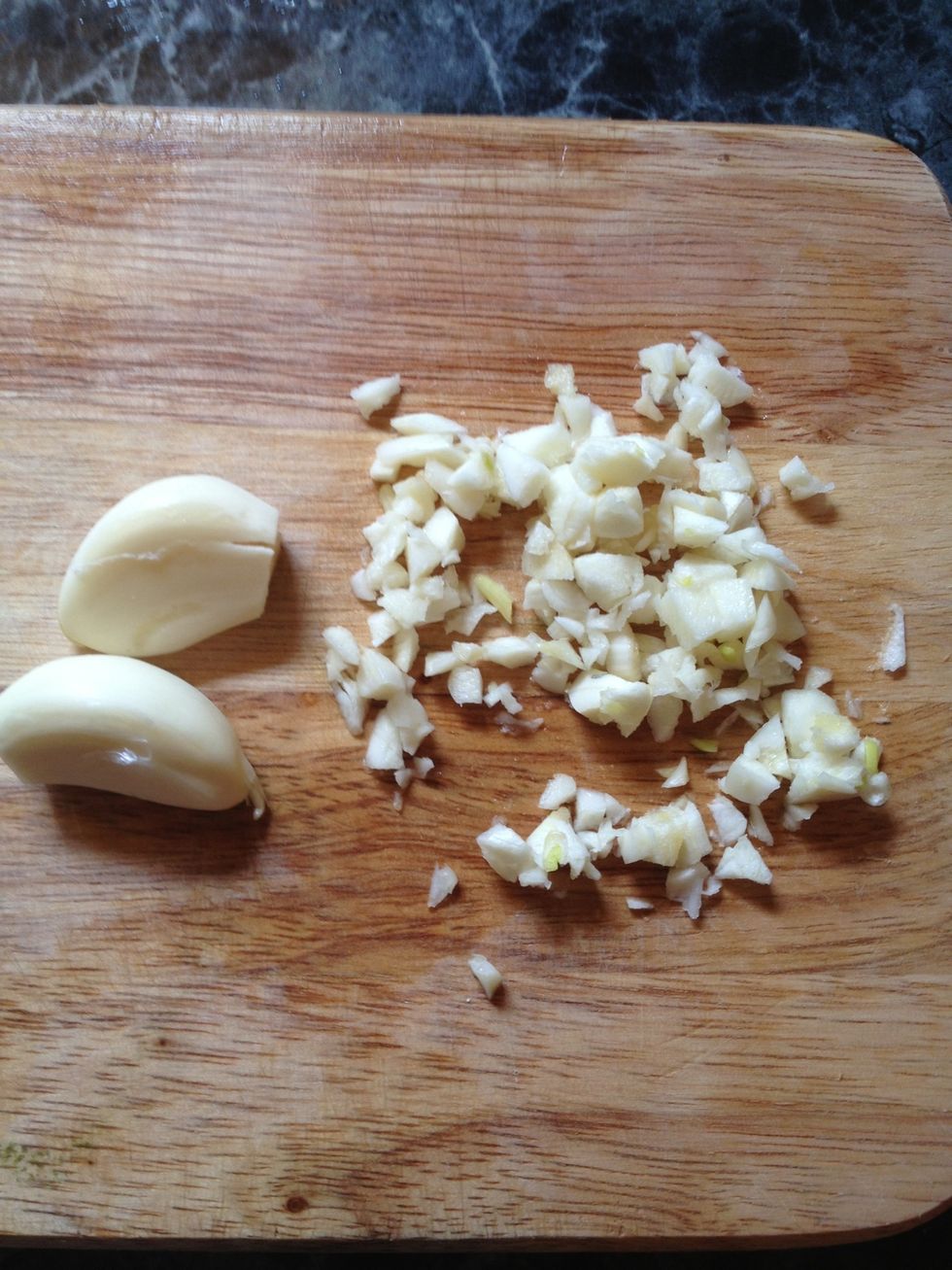Dice the garlic, set aside.