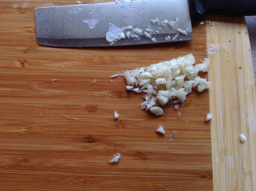 Dice the garlic