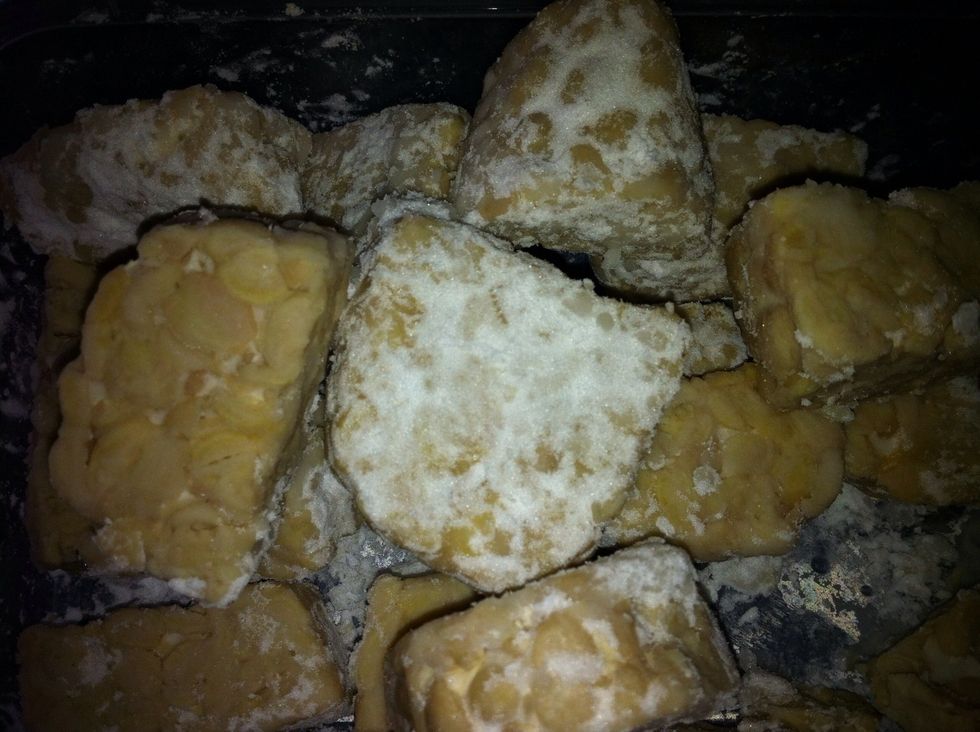 Dice the tempeh to bit size. Season with salt. Add a tablespoon water and potato starch. Mix well and be careful not to break the tempeh.