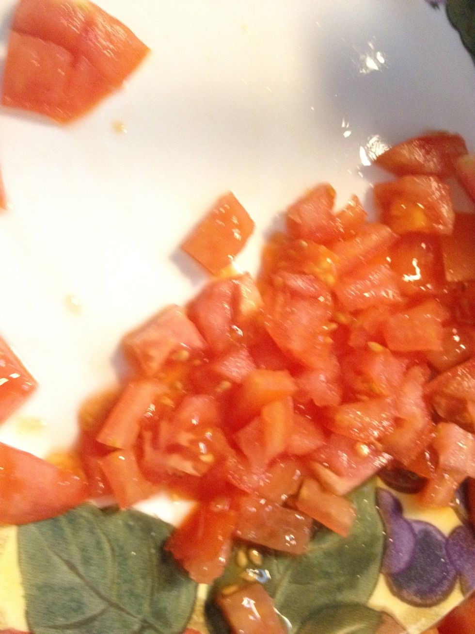 Dice the tomato.