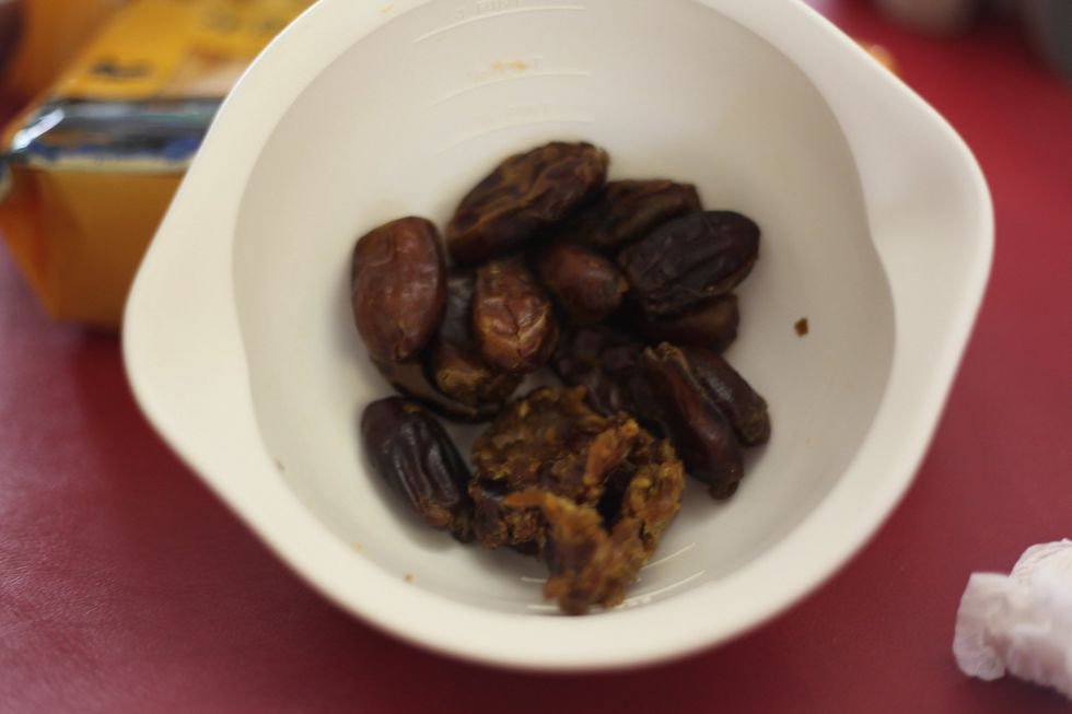 Did you know that microwaving dates makes them easier to cut and more pliable to work with. So microwave 150 gms of date for just 20 seconds.