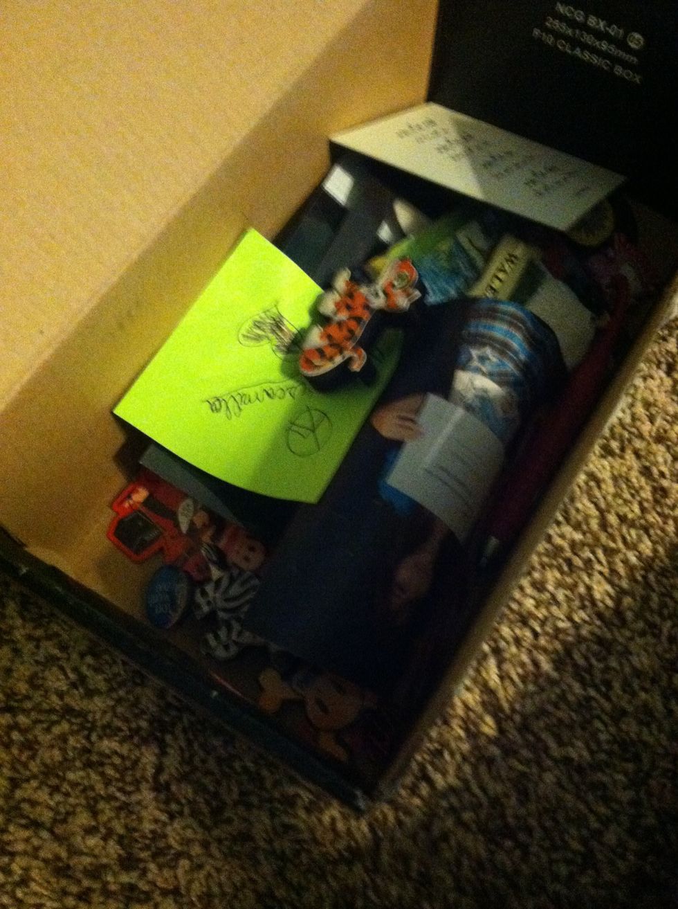 Did you see the vans box in the last step? Thats where i'n storing my photos and magnets I want to put on my cabinet. Find some magnets and some pictures for yours.