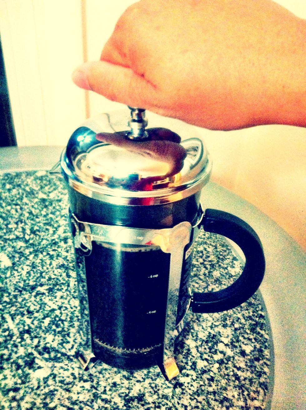 Ding! 4 minutes is up! Hold the pot firmly with the spout opening away, then gently press down the plunger!