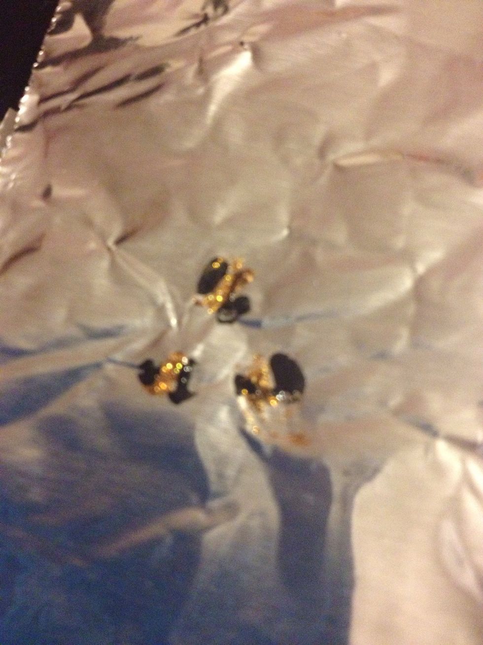 Dip another toothpick in the dot. Draw lines around the gold blobs, but don't connect them all the way. The thinner the line, the better it looks