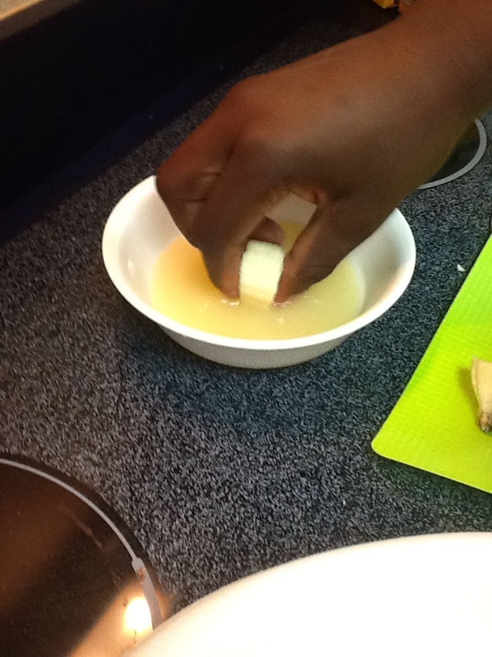 Dip bananas in lemon juice and shake off excess juice.