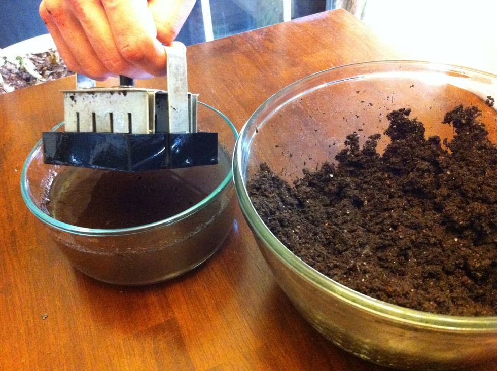 Dip blocker into water after putting block of soil cubes on tray and before making next round of cubes. This helps soil cubes come out of blockers without sticking.