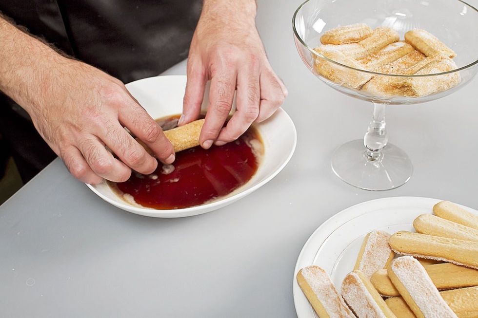 Dip into a mixture of coffee and rum half Savoiardi. If the form is not too wide, three-layer tiramisu can be done by taking Savoiardi on layer ten pieces.