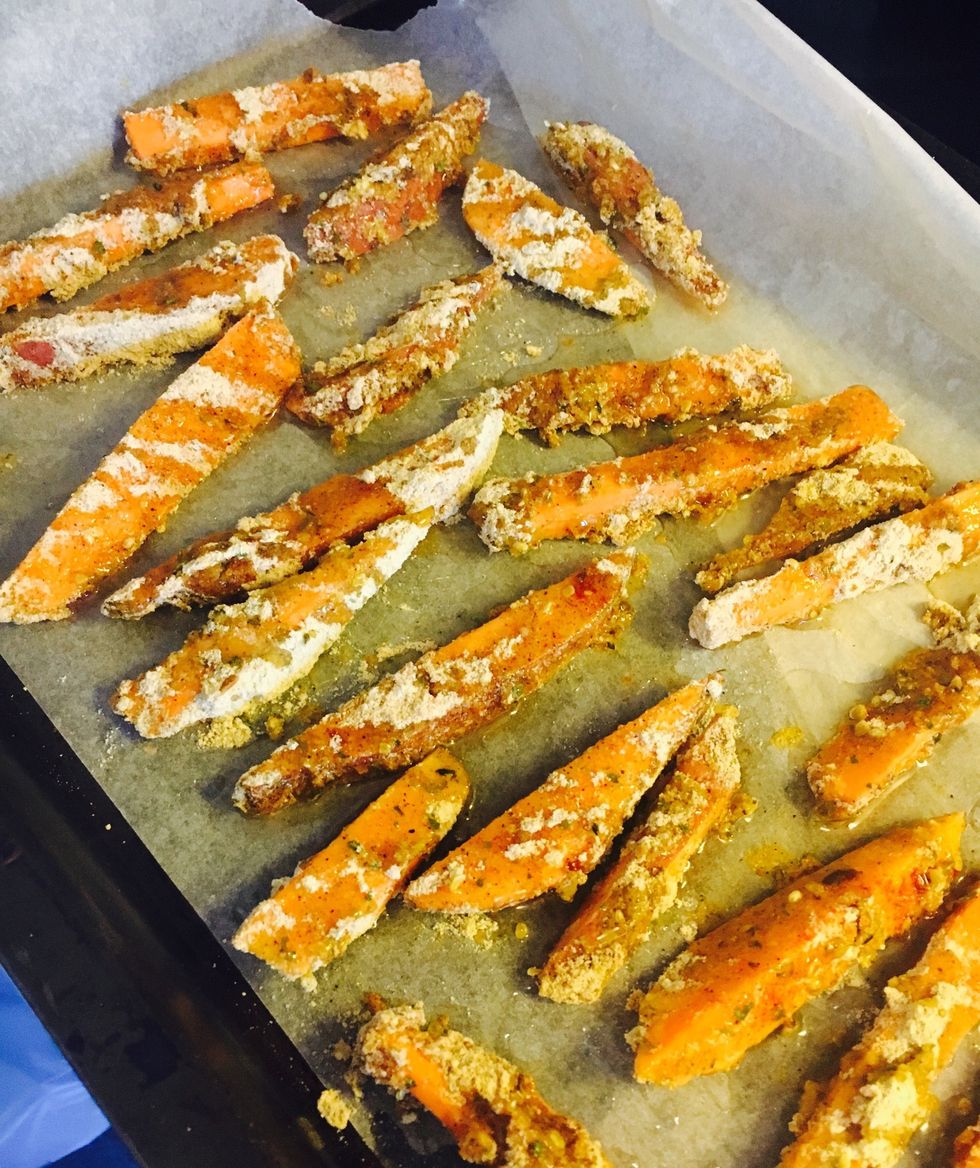 Dip sweet potato in the egg, then in the hemp flour. Repeat. Drizzle with olive oil and heat for 10-15 mins on 200 degrees celcius. Flip and heat for another 10-15 mins.
