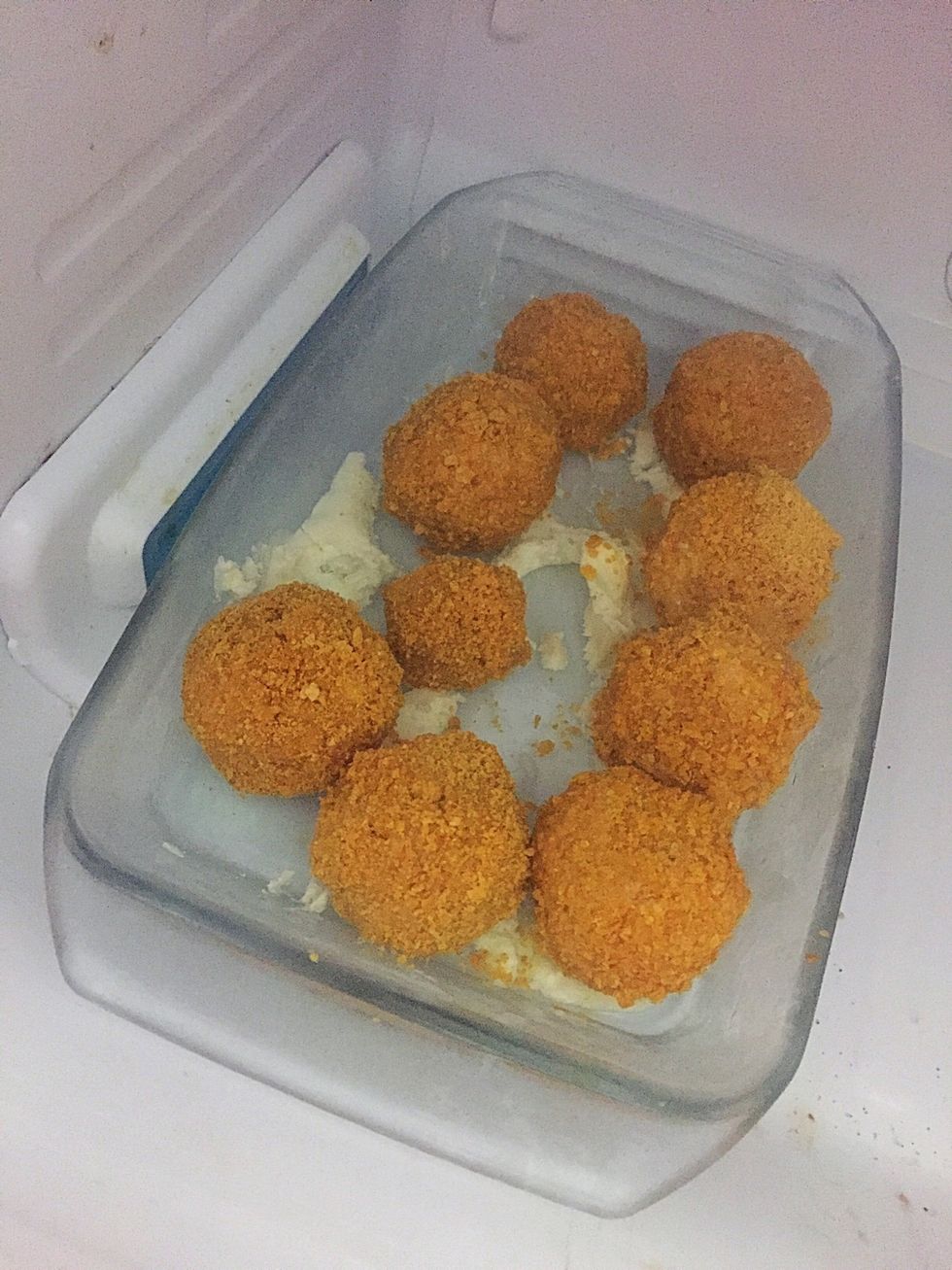 Dip the 48 hours frozen ice cream scoops first in to corn flour solution and then cover with powdered corn flakes. Keep it for one hour in freezer.