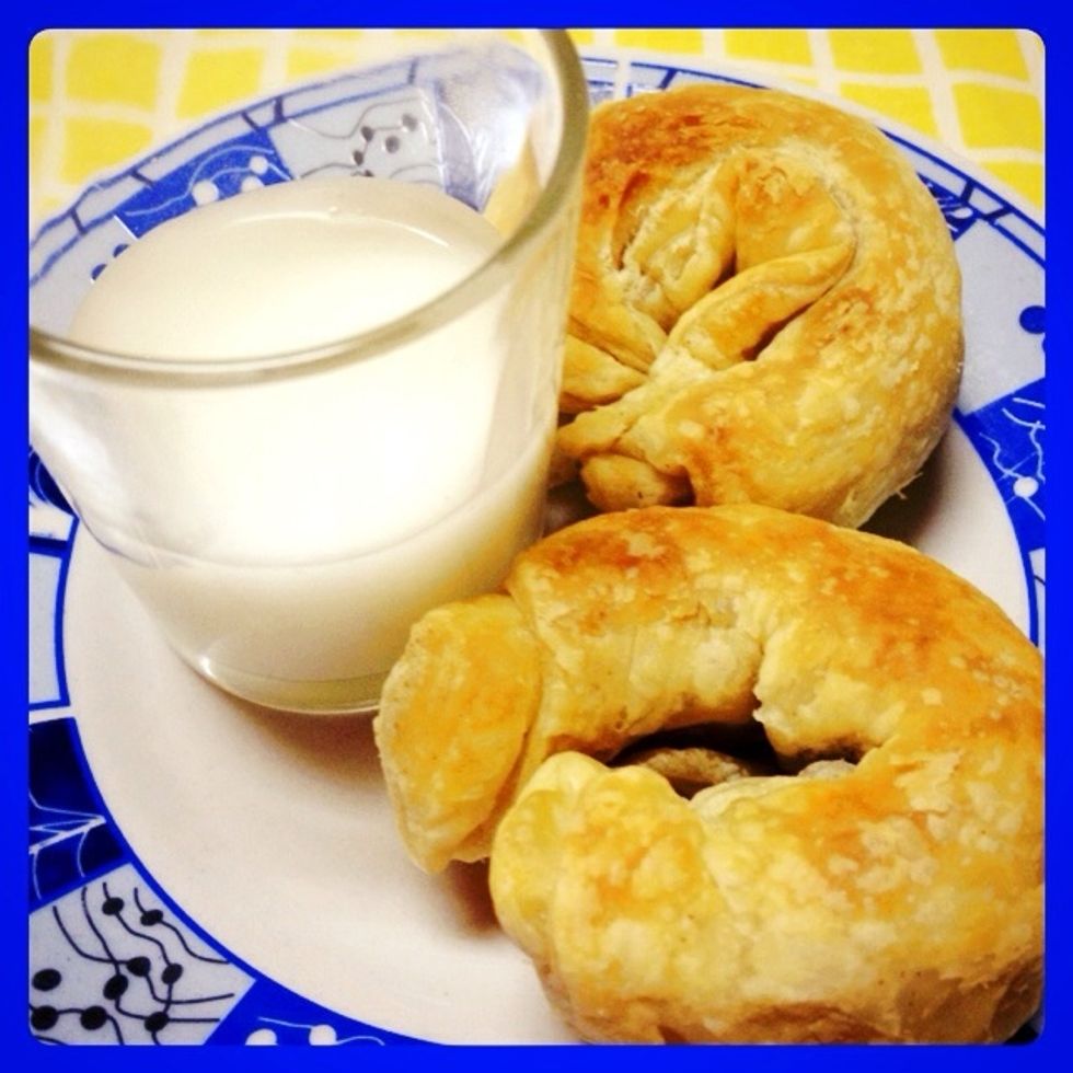 Dip the dough with sugar and eat it!