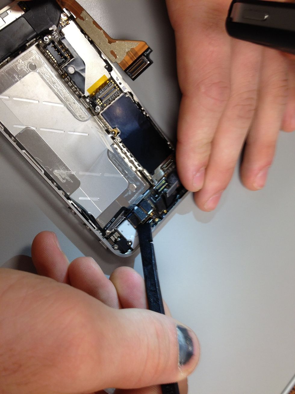 Directly next to the camera is the digitizer connector; then connectors for the LCD, headphone jack/volume button, top microphone/sleep button and front camera. Disconnect each one carefully.