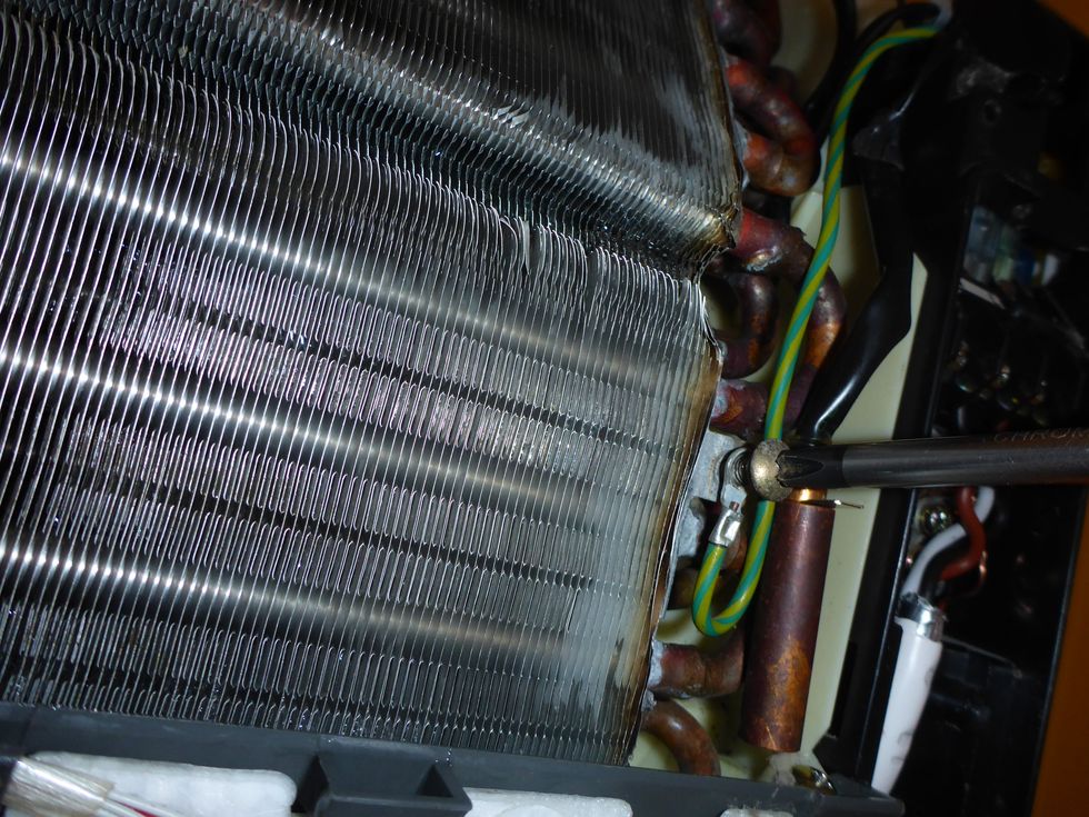 Disconnect the grounding cable. Notice that on this model, this screw is shorter than all the others.