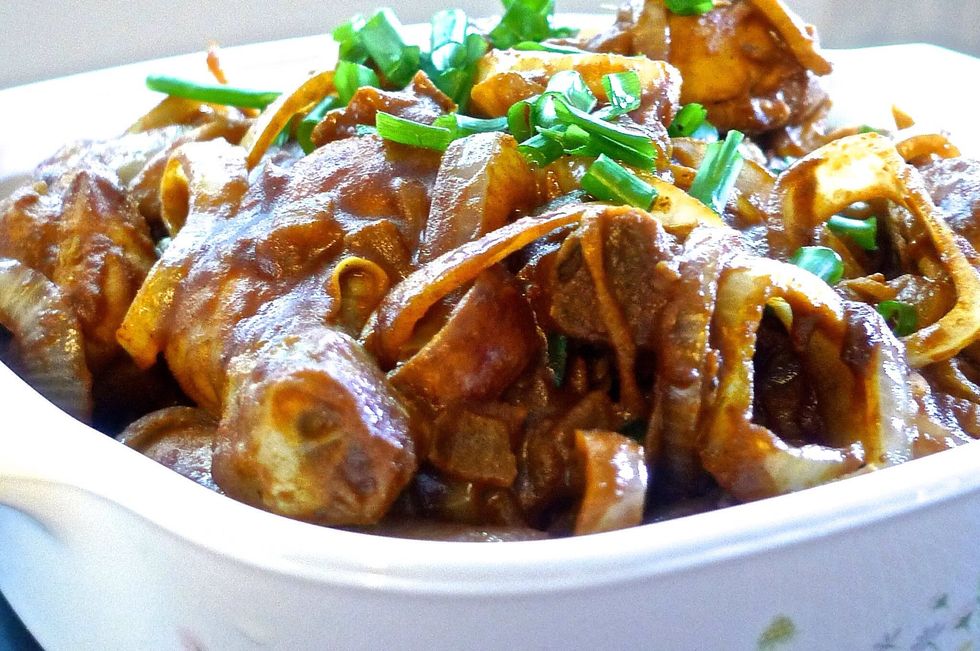 Dish up the dry curry chicken into a serving dish and garnish with more chopped onions before serving. Serve immediately with steamed hot rice.