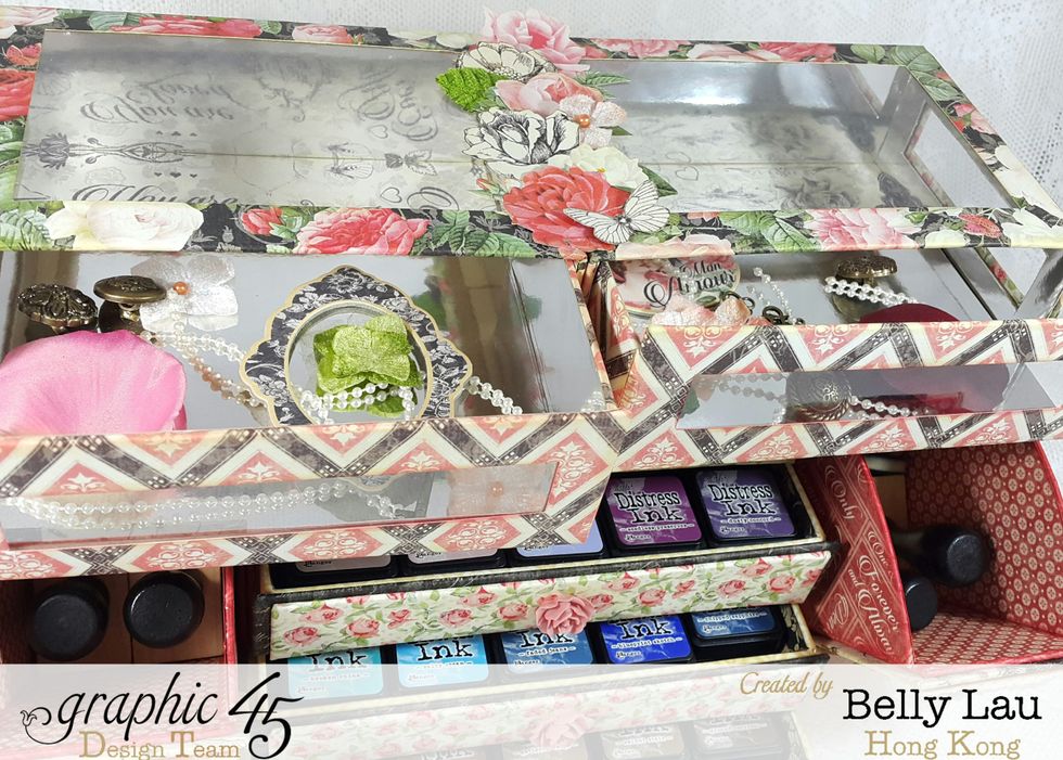 Displaying your favorite accessories, findings or even ATCs are perfect.