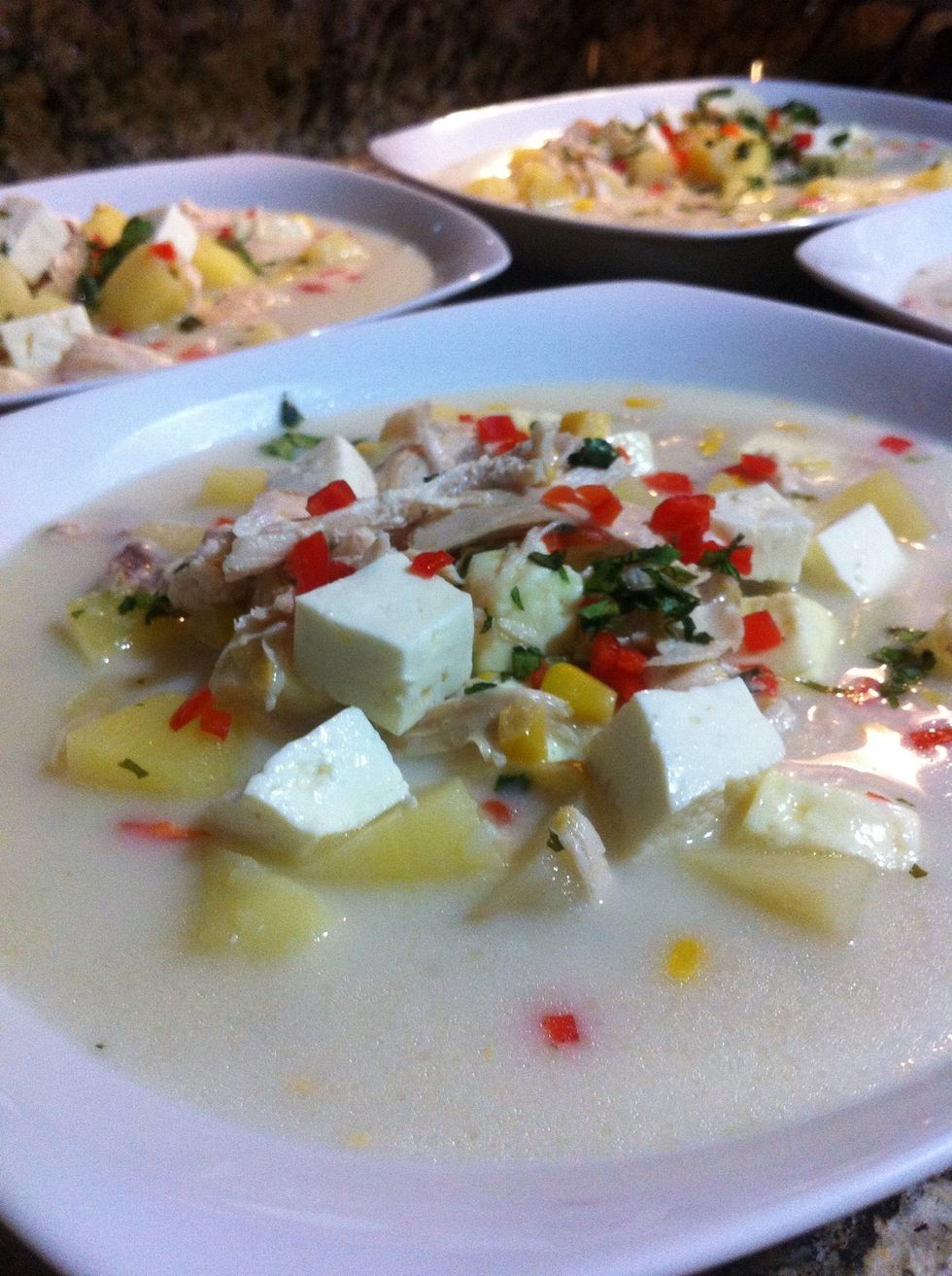 Disponga la cantidad de platos que vaya a servir. Coloque los s\u00f3lidos en el centro del plato y complete con el caldo, hasta el nivel que desee.