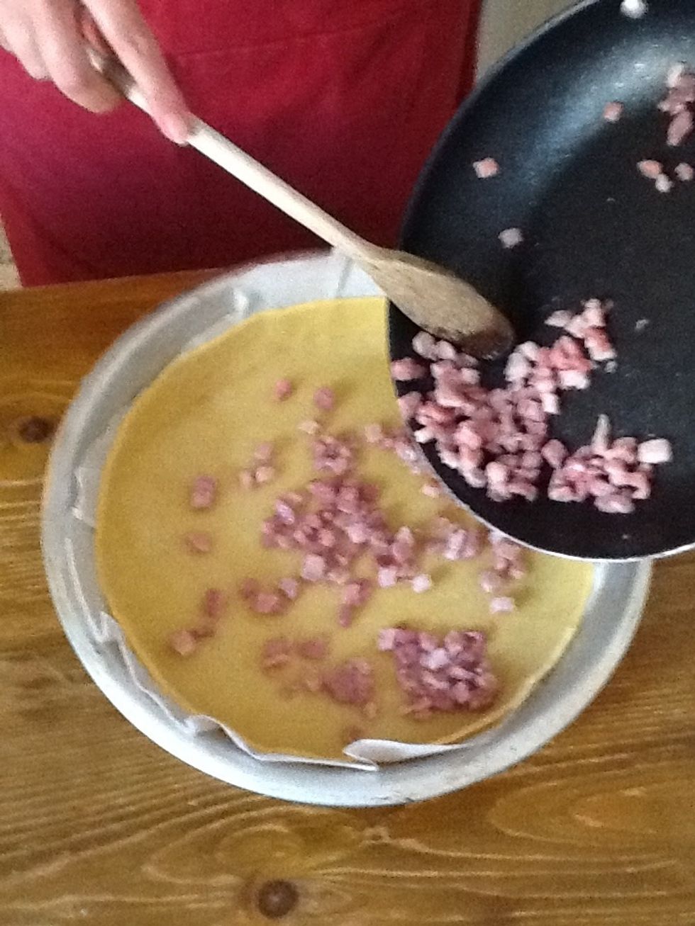 Disposez les lardons sur le fond de la p\u00e2te.