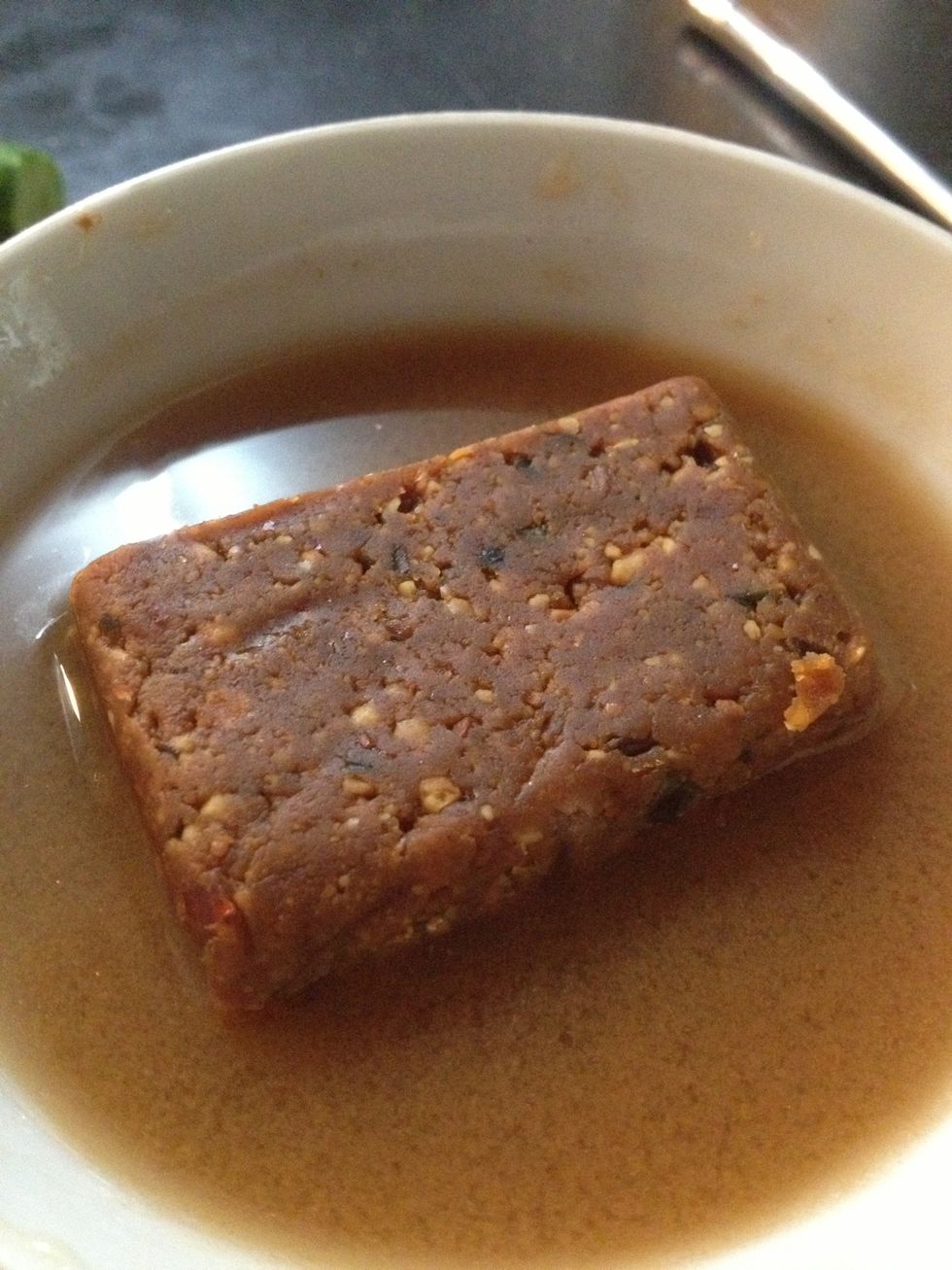 Dissolve the tamarind in water and place half block (100 g) of the spicy peanut sauce in it. Mix them.