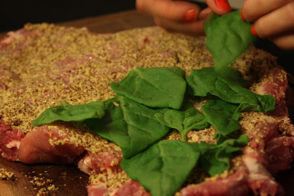 Distribuia as folhas de espinafre at\u00e9 cobrir completamente.