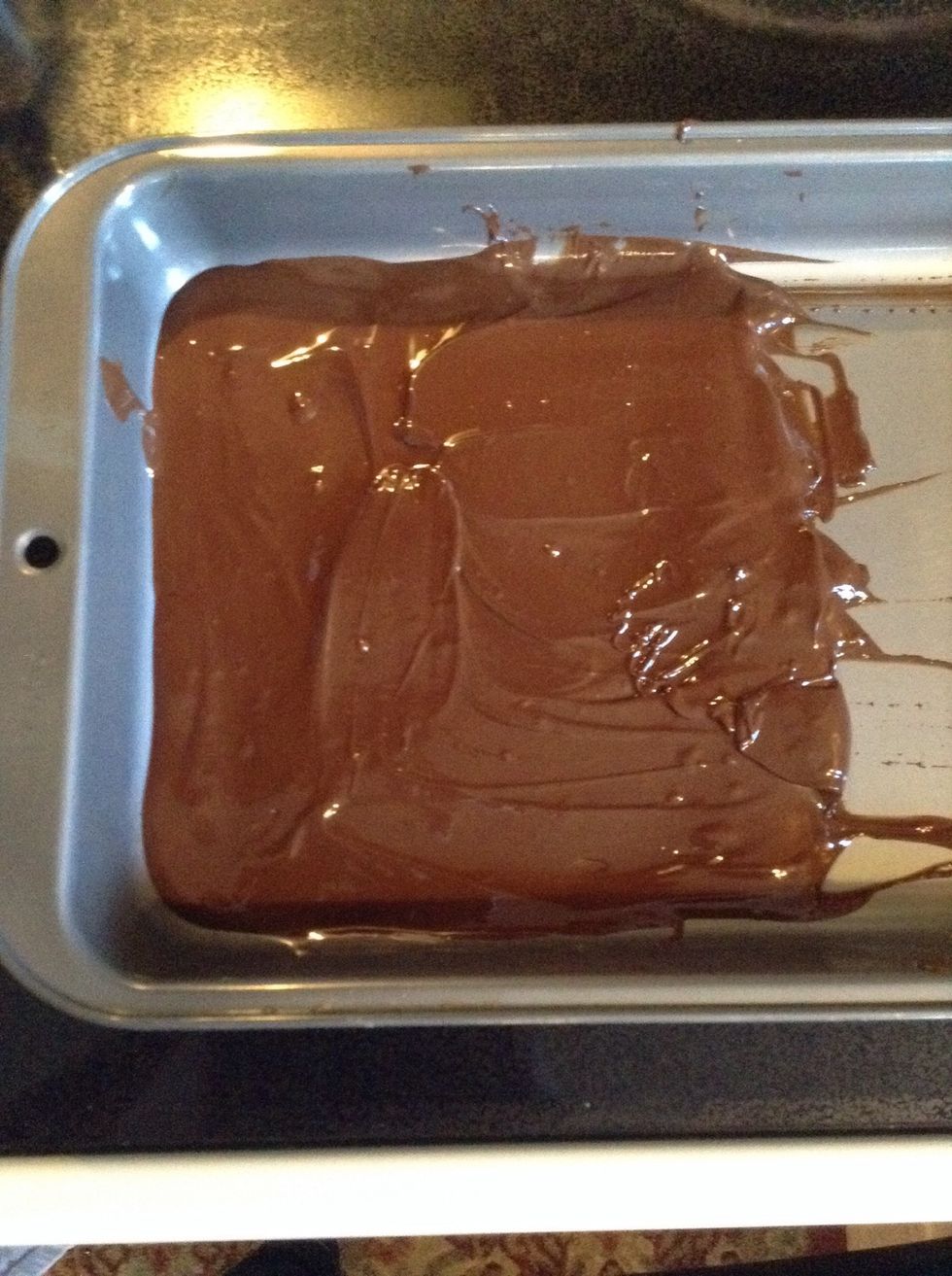 Distribute melted chocolate onto a small pan.