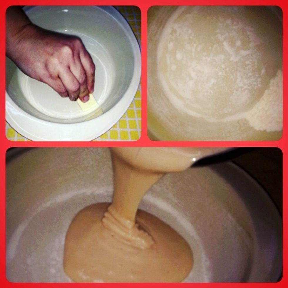 Distribute the butter and then publish the flour, Throw the excess flour. Pour the mixture evenly.