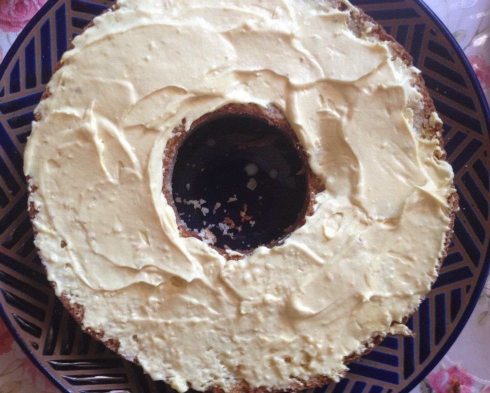 Distributed on the bottom of the cake half the amount of cream