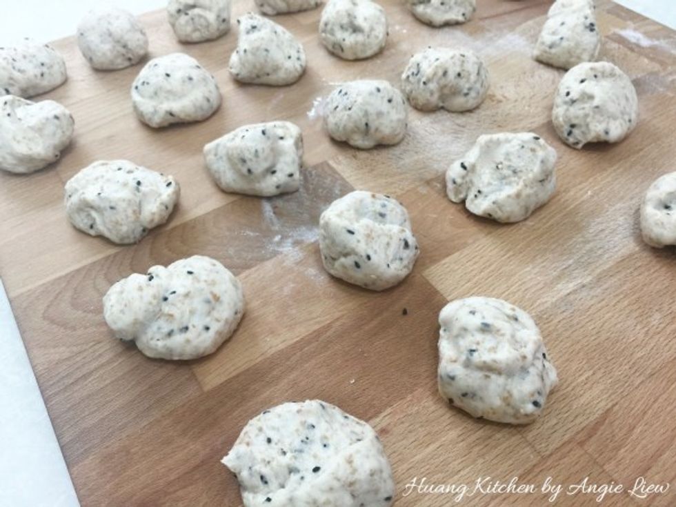 Divide the big dough into small portions (22 pieces), each 40g
