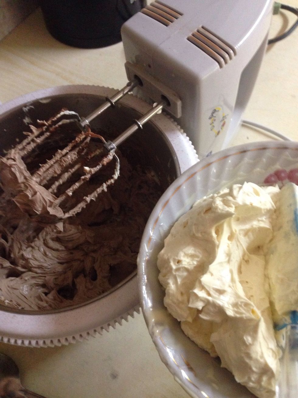 Divide the cream into 2 parts and add 1 tablespoon of cocoa powder to one half of it