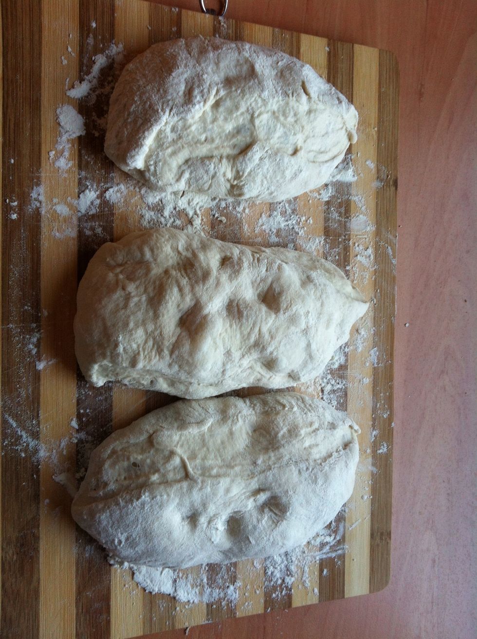 Divide the dough in 3 pieces and let them rest for 15 minutes.
